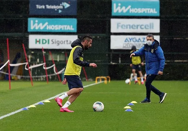 fenerbahceden-flas-karar-korona-testleri-negatif-cikarsa-rivada-kampa-girecekler-1590338319900.jpeg Fenerbahçe'den flaş karar! Korona testleri negatif çıkarsa Riva'da kampa girecekler-4