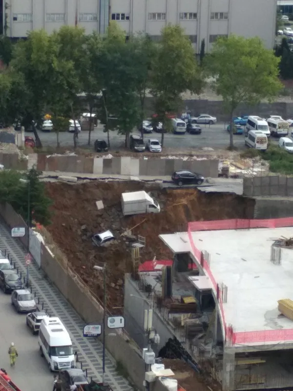 Ümraniye'de istinat duvarı çöktü araçlar çukura düştü-1