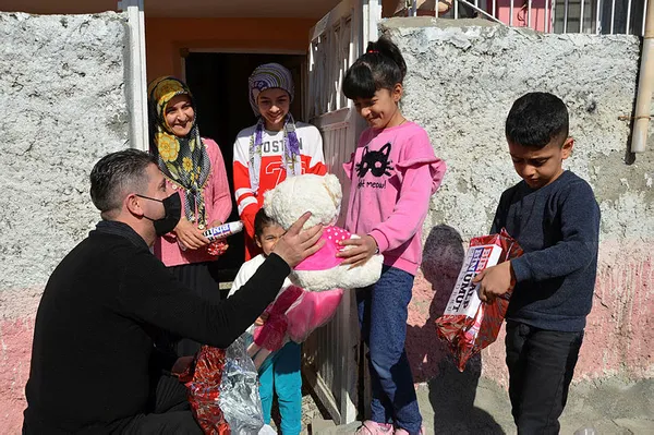 batmanda-250-yetim-cocuk-hediyelerle-sevindirildi-en-guzel-hediyemizi-vucudu-yanmis-olan-bir-kiz-kardesimize-verdik-1613315380041.jpg Batman'da 250 yetim çocuk hediyelerle sevindirildi: En güzel hediyemizi vücudu yanmış olan bir kız kardeşimize verdik-5