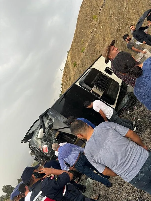antalyada-feci-kaza-yolcu-otobusu-devrildi-10-yarali-1726931339301.jpeg Antalya'da yolcu otobüsü devrildi (İHA)