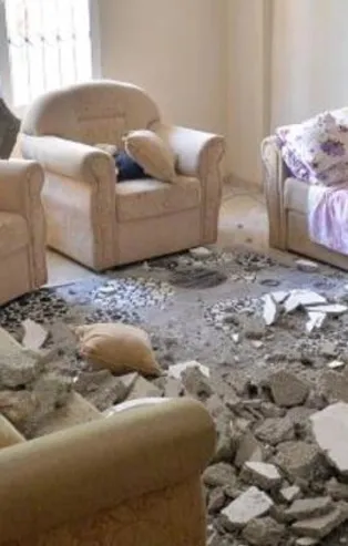 Mersin'de garip olay: Salonda otururlarken bir anda tavan çöktü