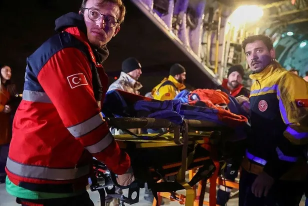 Depremde yaralanan 47 kişi daha askeri kargo uçağı ile İstanbul’a getirildi-3
