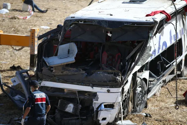 otobus-kazalarinda-21-kisi-hayatini-kaybetti-gozler-emniyet-kemerine-cevrildi-takmayana-agir-yaptirimlar-getirilsin-1628747801749.jpg Otobüs kazalarında 21 kişi hayatını kaybetti! Gözler emniyet kemerine çevrildi: Takmayana ağır yaptırımlar getirilsin-3
