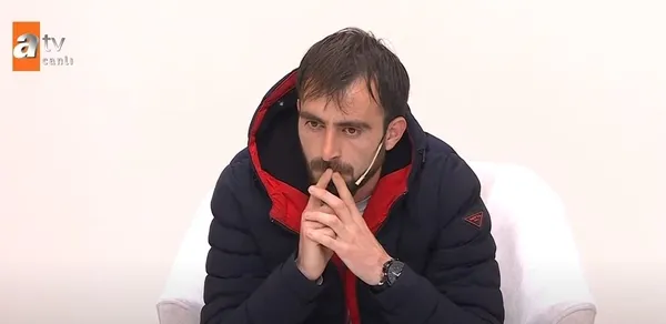 esra-erolda-tansiyon-yukseldi-mehmet-elmas-ve-mahir-canli-yayinda-yuzlesti-esi-uyurken-yasak-askina-kacmisti-1684772537558.jpg Esra Erol’da tansiyon yükseldi! Mehmet, Elmas ve Mahir canlı yayında yüzleşti! Eşi uyurken yasak aşkına kaçmıştı...-6