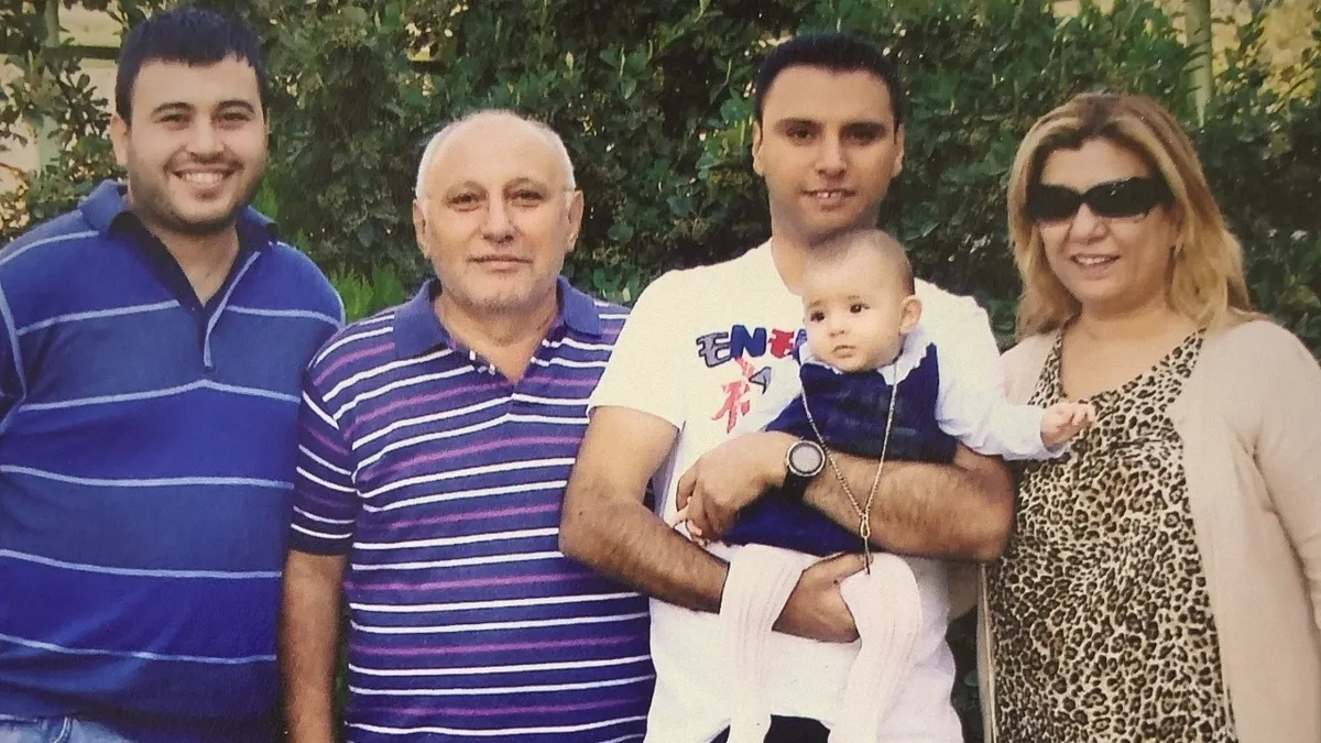 Alişan yıllar önce kaybettiği kardeşi Selçuk Tektaş'ın acısıyla bağlamanın tellerine vurdu: "Seni özlediğimde hep bu türkü geliyor aklıma"-9