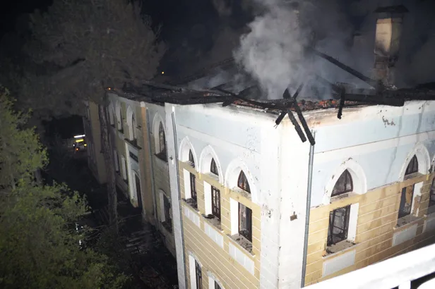 Denizli'nin Çal ilçesinde tarihi okul cayır cayır yandı!-4