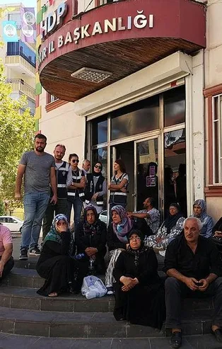HDP önündeki eyleme PKK'nın kaçırdığı polis ve askerlerin aileleri de katıldı