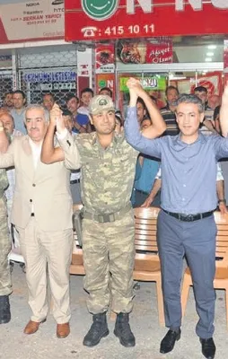 ‘Dinlemeyin’ dediği kaymakamla el ele!