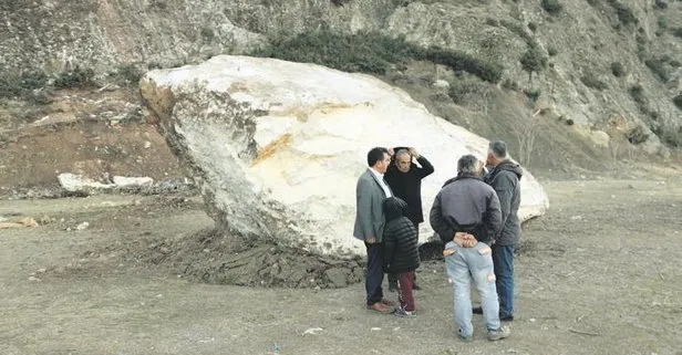 Denizli’de futbol sahasına düşen kaya parçası korku yarattı