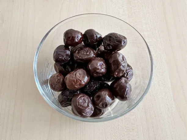 siyah-zeytin-nasil-tatlandirilir-aci-zeytin-yemeye-son-kahvaltinin-vazgecilmezi-olacak-1699709300043.jpg Acı zeytin yemeye son! Kahvaltının vazgeçilmezi olacak! Siyah zeytini en güzel tatlandırma formülü-3