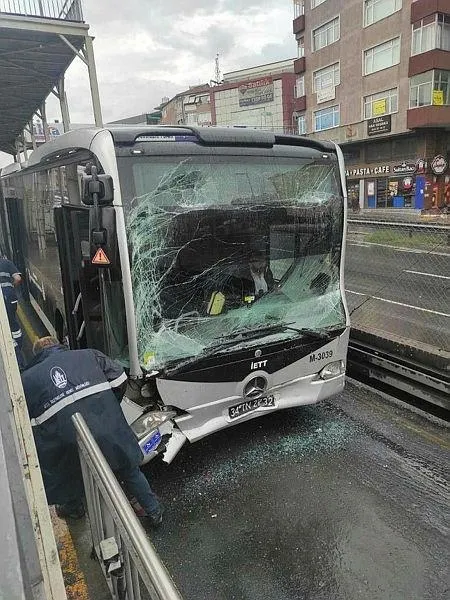istanbulda-yine-metrobus-cilesi-vatandaslar-magdur-oldu-duraklar-tika-basa-1696402091788.jpeg