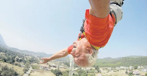 72 yaşındaki Prof. Dr. Osman Sacit Görgül gençlere taş çıkarttı