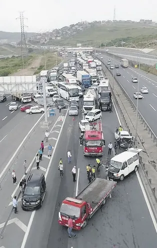 TEM'de zincirleme kaza! Kilometrelerce araç kuyruğu oluştu