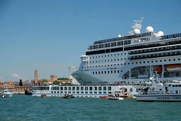 Son dakika: Venedik'te kontrolden çıkan cruise gemisi, bir gemiye ve limana böyle çarptı-2