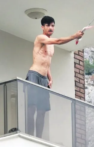 3 saatlik korku! Antalya’da psikolojik sorunları olan doktor Emrah Ç. evin balkonunda annesini dövüp aşağı atmaya çalıştı