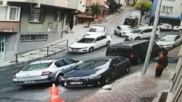 istanbul-sislide-dehset-anlari-aracla-onunu-kestigi-kisiye-kursun-yagdirdi-1633845634809.jpg İstanbul Şişli'de dehşet anları! Araçla önünü kestiği kişiye kurşun yağdırdı-2