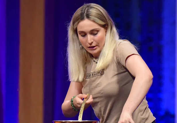 Masterchef Ece Aysal hikayesiyle izleyiciyi kahretti! Somer Sivrioğlu gözyaşlarını tutamadı! Disleksi hasta olan Ece Aysal kimdir?-6