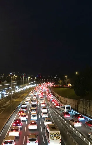 Kısıtlama sonrası 15 Temmuz Şehitler Köprüsü'nde trafik yoğunluğu