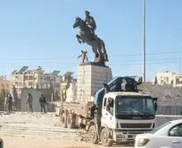 Halep’i ele geçiren güçlerin ilk işi Esad heykelini yıkmak oldu!