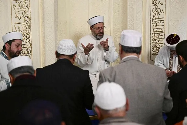 diyanet-isleri-baskani-ali-erbas-sabah-namazinda-depremzedelerle-bulustu-1677827583724.jpeg Diyanet İşleri Başkanı Ali Erbaş sabah namazında depremzedelerle buluştu-2