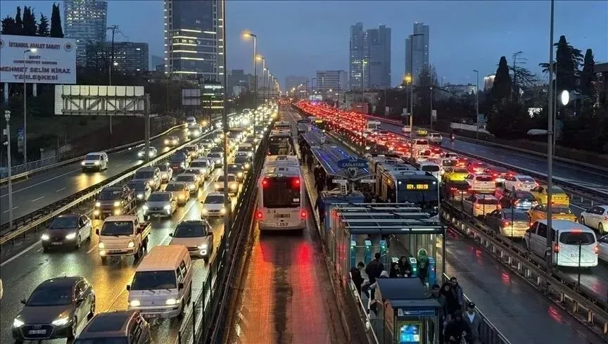 1793190773869.jpeg İstanbul'da trafik yoğunluğu %89'a ulaştı! İşte kilit noktalar ve alternatif güzergahlar-6