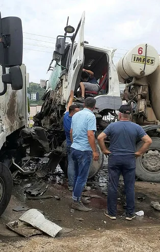 Ordu'da feci kaza! Çöp kamyonuyla beton mikseri çarpıştı