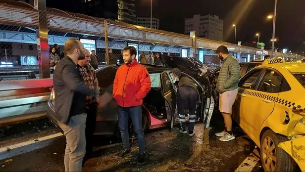 sisli-mecidiyekoy-d-100-karayolunda-cok-sayida-arac-zincirleme-kaza-yapti-1669157695321.jpeg Şişli Mecidiyeköy D-100 Karayolu'nda 12 araç zincirleme kaza yaptı! Çok sayıda kişi yaralandı-3