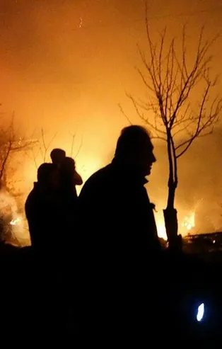 Domaniç'te ev ve ahır yangını