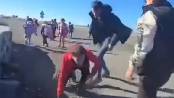 Şırnak İdil'de okul çıkışında akran zorbalığı: Çocuğa darp anları kamerada!