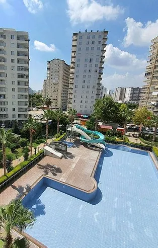 Haşemalı kız kardeşleri "yasak" diye havuzdan çıkaran kadın site yöneticisine hapis cezası