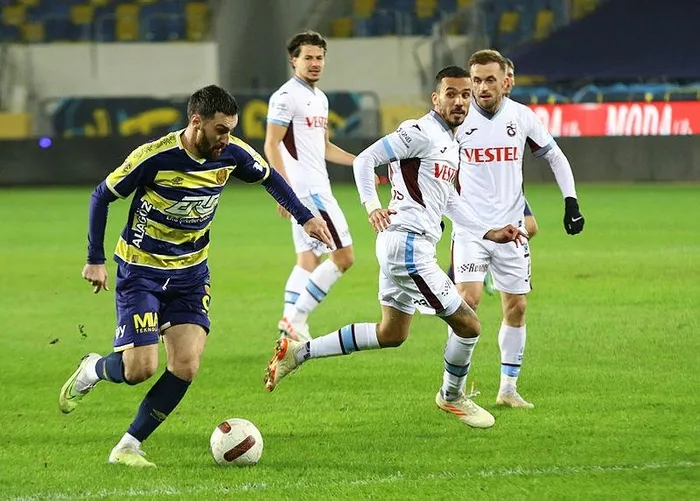trabzonspor-ankaragucunu-yenerek-2024e-galibiyetle-basladi-bordo-mavililer-son-4-macta-10-puan-aldi-1704583521246.jpeg Trabzonspor, Ankaragücü'nü yenerek 2024'e galibiyetle başladı! Bordo-Mavililer son 4 maçta 10 puan aldı-3