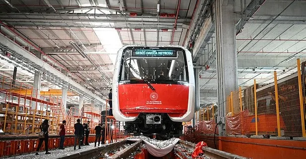 Bakan Uraloğlu ilk yerli ve milli sürücüsüz metro aracını tanıttı: Tamamen kendi imkanlarımızla ürettik