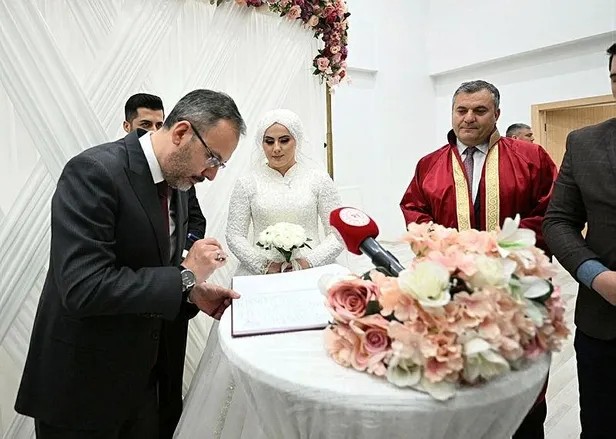 Bakan Kasapoğlu, GSB yurdunda kalan depremzede çiftin nikah şahidi oldu-3