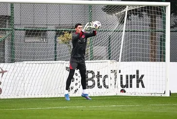 Milli kaleci kampı terk etti!