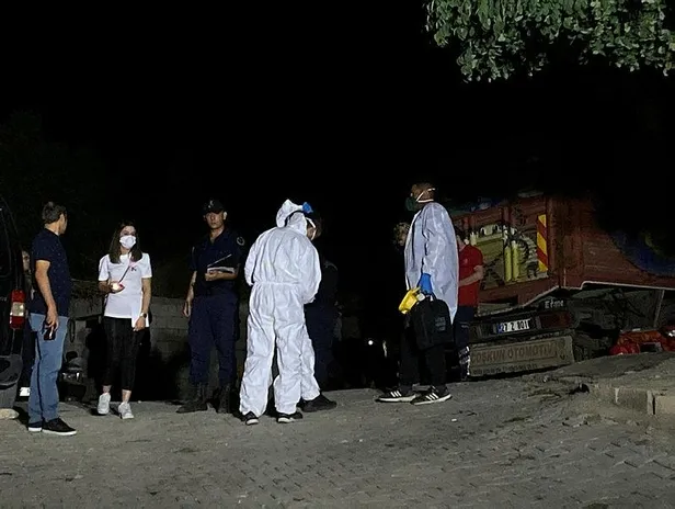 gece-yarisi-vahset-gaziantep-nurdaginda-yilmazer-ailesinin-evini-taradilar-anne-ogul-yasamini-yitirdi-gelin-ve-1664662714383.jpeg Gece yarısı vahşet! Gaziantep Nurdağı'nda Yılmazer ailesinin evini taradılar: Anne - oğul yaşamını yitirdi, gelin ve çocukları yaralı...-5