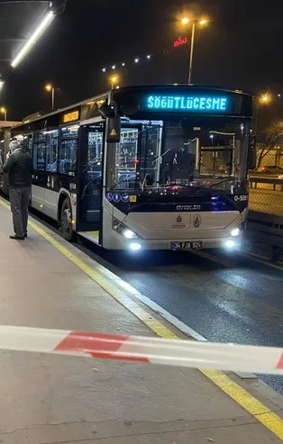 Yola düşen kişi, metrobüsün altında kalarak öldü