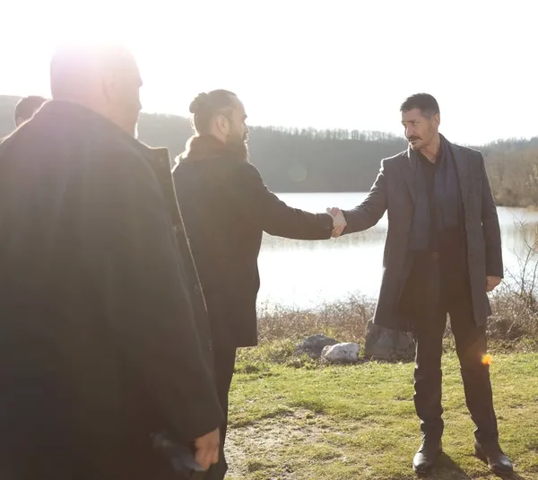 yalniz-kurt-8-bolum-2-fragmani-yayinlandi-benden-her-sey-olur-ama-ala-hain-olmaz-1647465454034.jpg Yalnız Kurt 8. bölüm 2. fragmanı yayınlandı: “Benden her şey olur ama ala hain olmaz!”-6