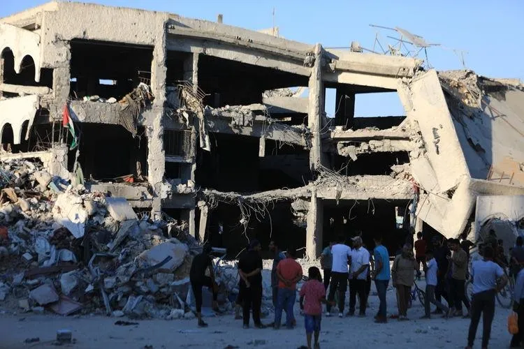 katil-israil-kana-doymuyor-gazzede-yine-okula-saldirdi-5-filistinli-oldu-1726336961525.jpeg Katil İsrail kana doymuyor! Gazze’de yine okula saldırdı: 5 Filistinli öldü-2