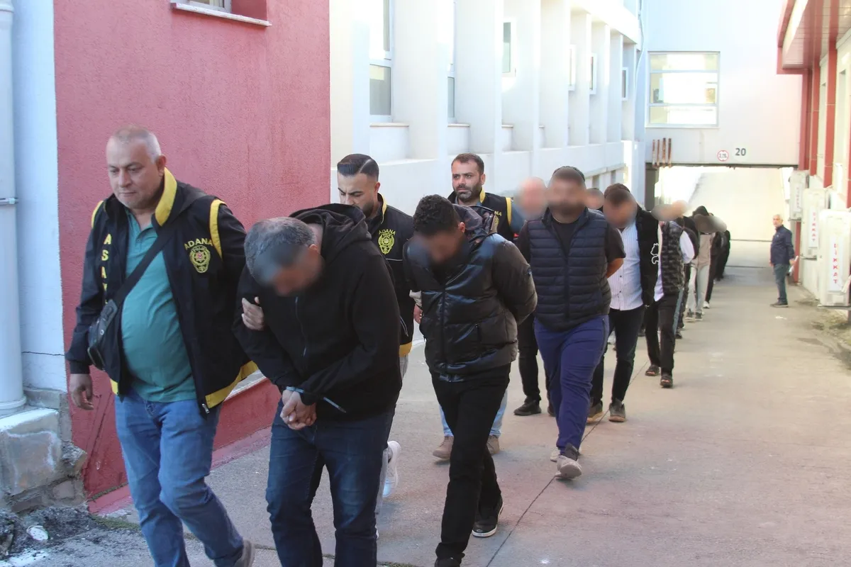 sigorta-dolandiriciliginda-kiralik-sofor-oyunu-ortaya-cikti-1793088448566.jpg Aynı otomobili 5 kişiye satıp 7 kez kazaya soktular! Sigorta dolandırıcılığında kiralık şoför oyunu ortaya çıktı: 58 tutuklama-5