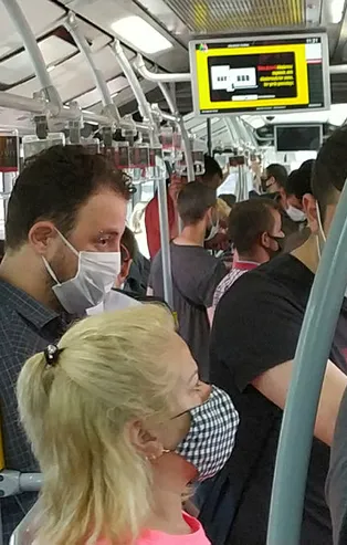 Metrobüs yine bildiğiniz gibi! Vatandaşın sağlığı İmamoğlu'nun umrunda değil!