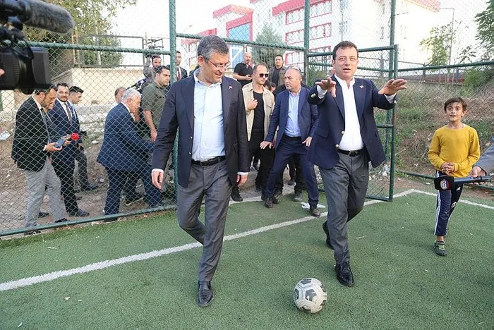 ittifak-yok-ic-savas-var-chpde-ozgurcu-ekremci-catismasi-cift-basli-yonetim-sancisi-ozgur-ozele-oglum-diye-tel-1701757552063.jpeg İttifak yok iç savaş var! CHP'de Özgürcü - Ekremci çatışması "Çift başlı yönetim" sancısı | Özgür Özel'e 'oğlum' diye telkin veren o vekil-5