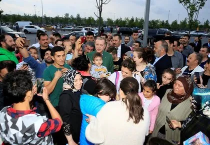 Cumhurbaşkanı Erdoğan Zeytinburnu’nda iftarı bekleyen vatandaşlarla sohbet etti