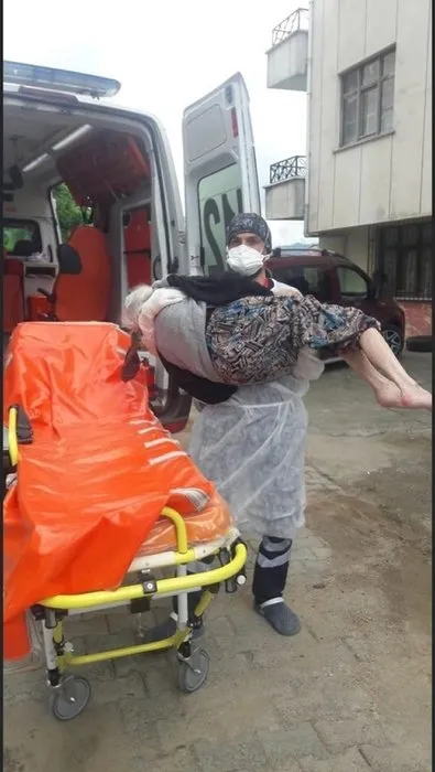 Yakınları yardım etmekten çekinmişti! Yaşlı kadının yardımına koşan sağlık personeli konuştu...