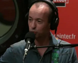 Fransız şarkıcıdan ahlaksız şarkı!