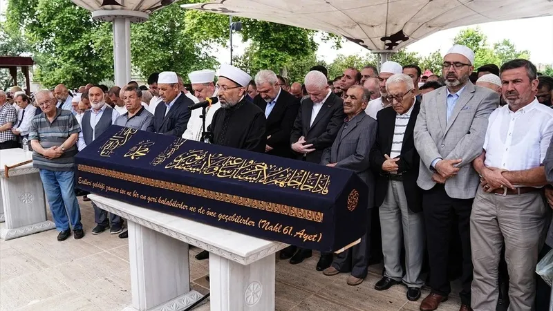 ilahiyatci-eski-muftu-yardimcisi-yusuf-kavakli-son-yolculuguna-ugurlandi-yusuf-kavakli-kimdir-yusuf-kavakli-ne-1718454045595.jpeg