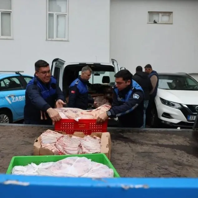 Yüzlerce kilo eti bakın nasıl taşıyorlar
