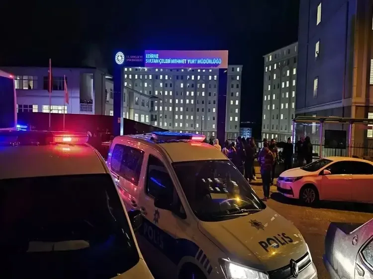 Edirne'de öğrencilerden sıcak su eylemi (DHA)