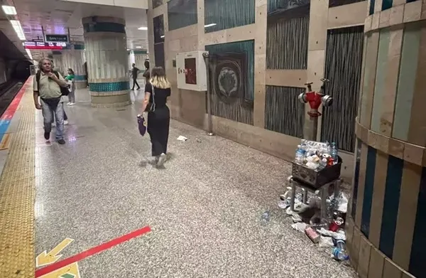 istanbulda-chp-nostaljisi-kadikoyde-ve-metrolarda-cop-daglari-birikti-kokudan-durulmuyor-1689150463210.jpg İstanbul'da CHP nostaljisi: Kadıköy'de ve metrolarda çöp dağları birikti! Kokudan durulmuyor-7