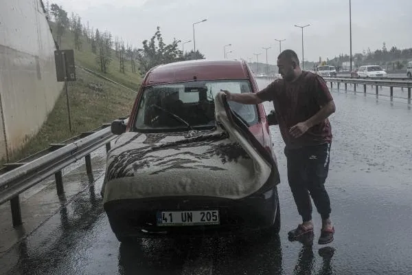 istanbulda-dolu-riskinden-korunmaya-calisan-arac-suruculeri-ust-gecit-altlarina-sigindi-1592467770961.jpg İstanbul'da dolu riskinden korunmaya çalışan araç sürücüleri üst geçit altlarına sığındı-1