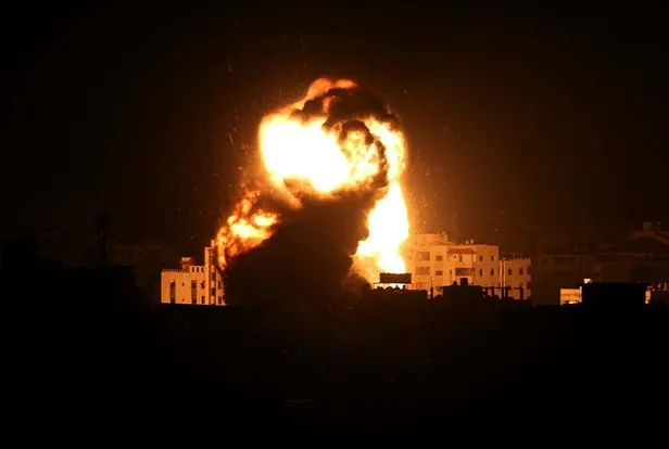 Trump'ın 'Golan Tepeleri' imzasının ardından, İsrail Gazze’ye bomba yağdırdı-1